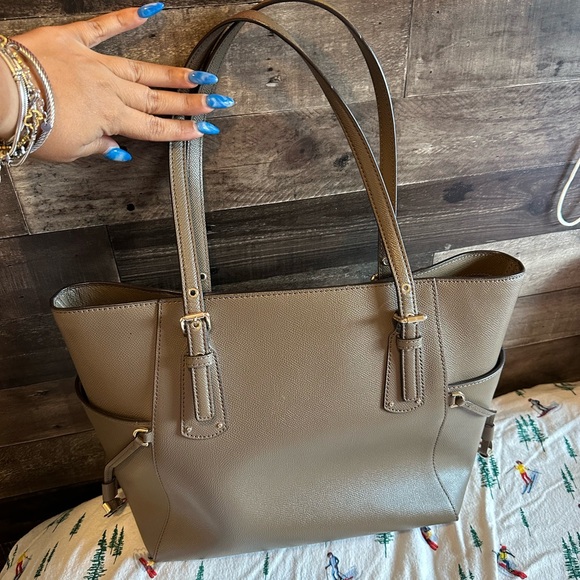 Michael Kora Voyager Tote - Picture 3 of 5